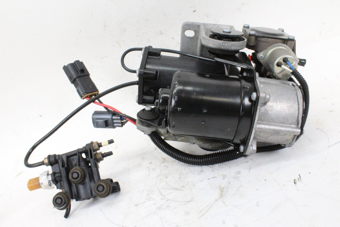 2011-2012 Land Rover LR4 Suspension Air Ride Leveling Pump BH3219G525DB OEM