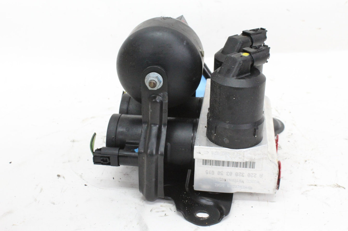 03-06 Mercedes S55 AMG W220 Front Hydraulic Suspension Valve Block 2203200358