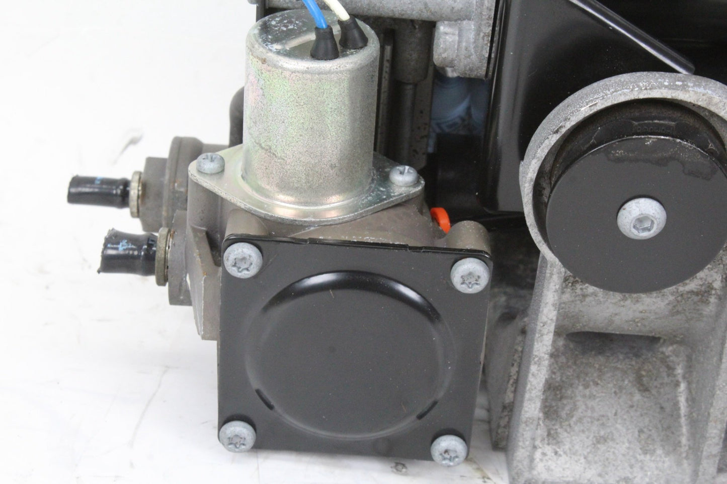 2011-2012 Land Rover LR4 Suspension Air Ride Leveling Pump BH3219G525DB OEM
