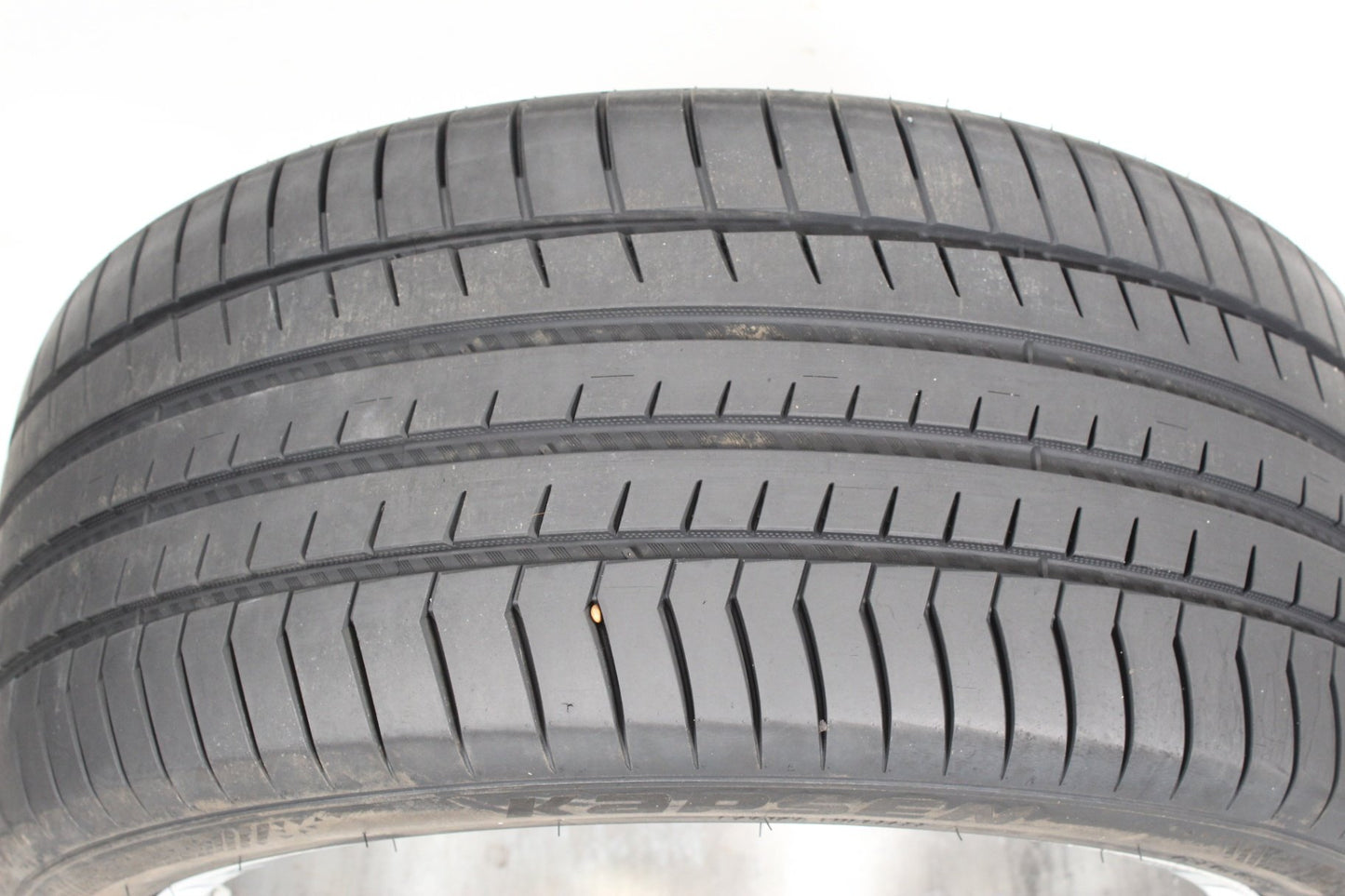 2003-2012 Mercedes-Benz SL500 R230 Wheel Rim w/ Tire 2304012902
