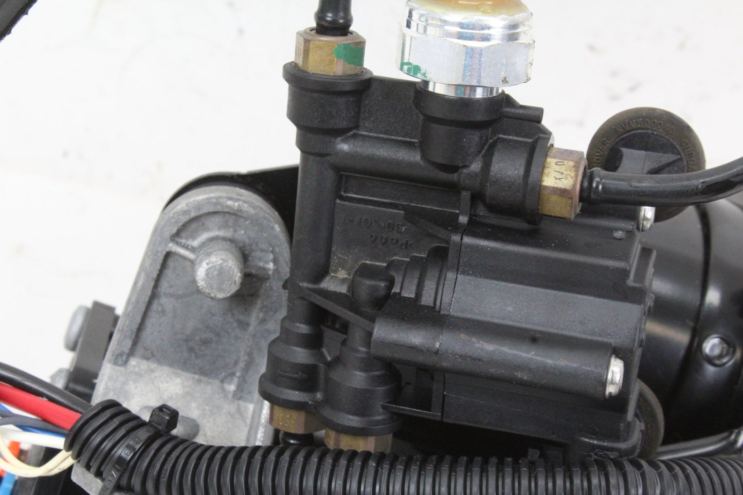 2011-2012 Land Rover LR4 Suspension Air Ride Leveling Pump BH3219G525DB OEM
